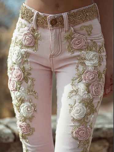 Damen Vintage Jeans mit Rosenstickerei - Elegante rosa kreative Kunst-Jeans