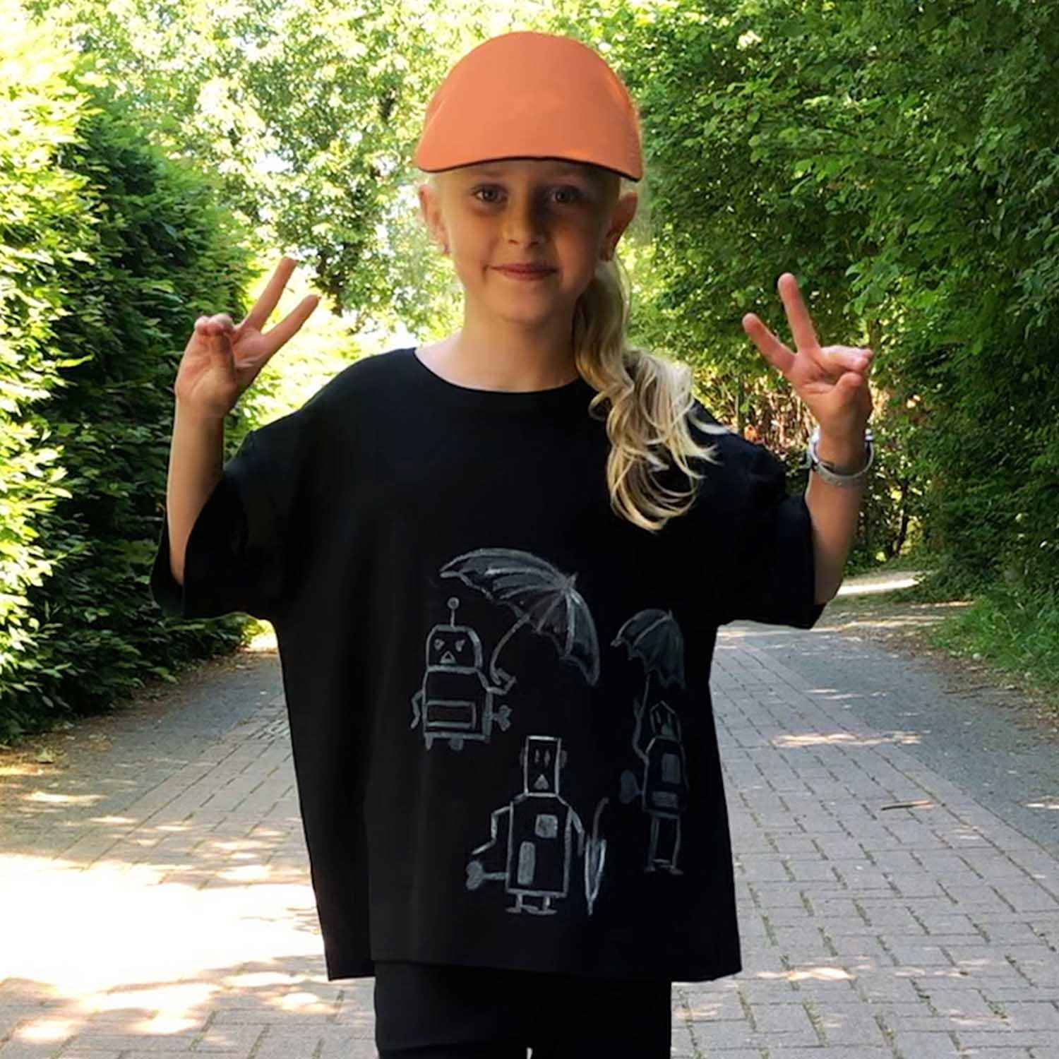 Handbemaltes übergroßes schwarzes T-Shirt für Kinder – Einzigartiger Stil und Komfort